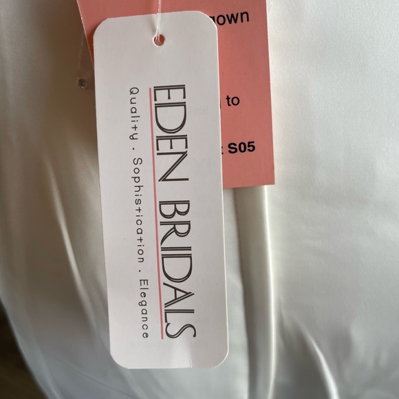 Wedding dress - Picture 10 of 13